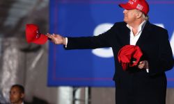 بكين لترامب: حتى قبعتك صينية!